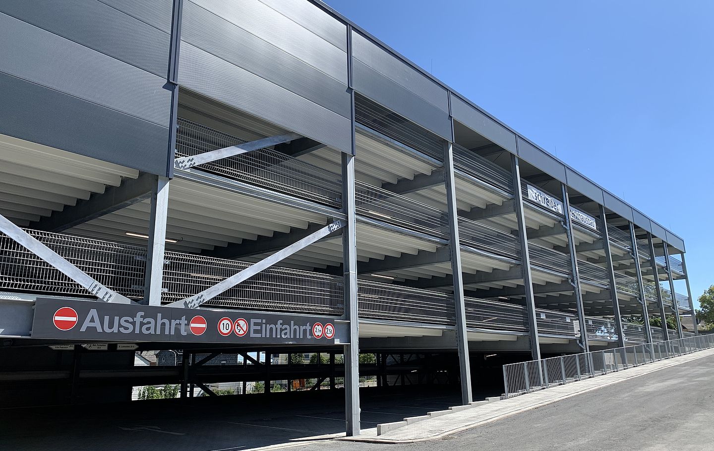 Neues Parkhaus Katholisches Klinikum Koblenz-Montabaur gebaut von Schreiber Stahlbau - Parklevel und Einfahrt