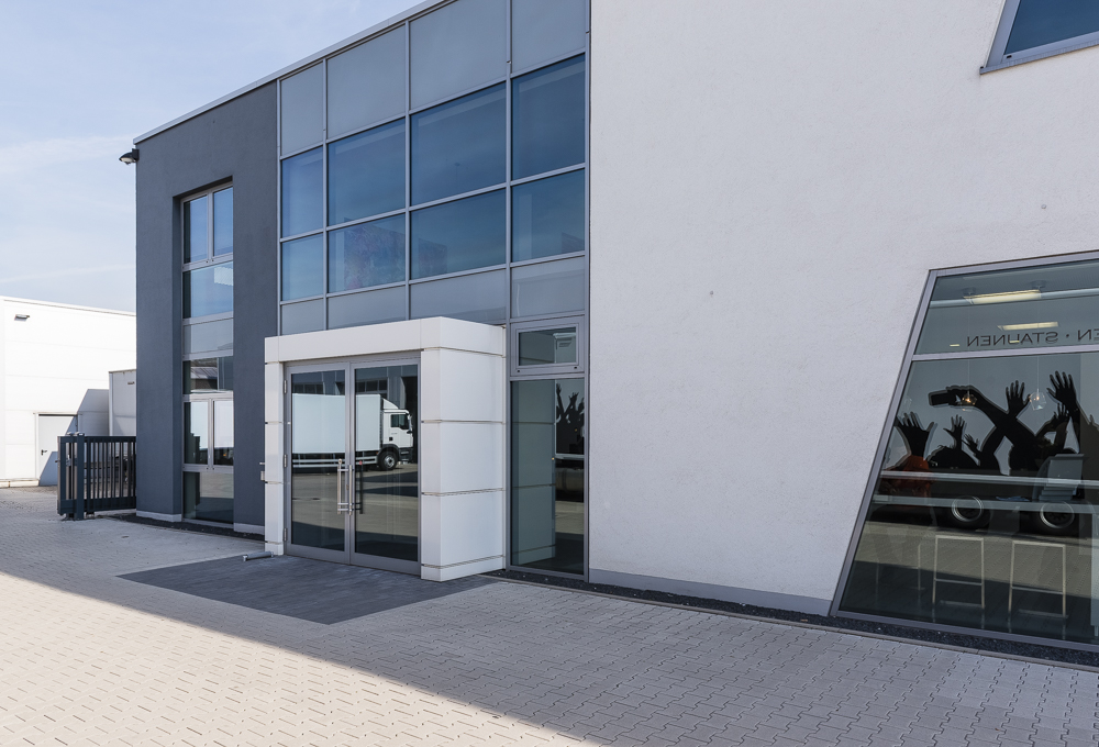 Pfosten-Riegel-Fassade des Büroneubaus in Hilden von Schreiber Stahlbau