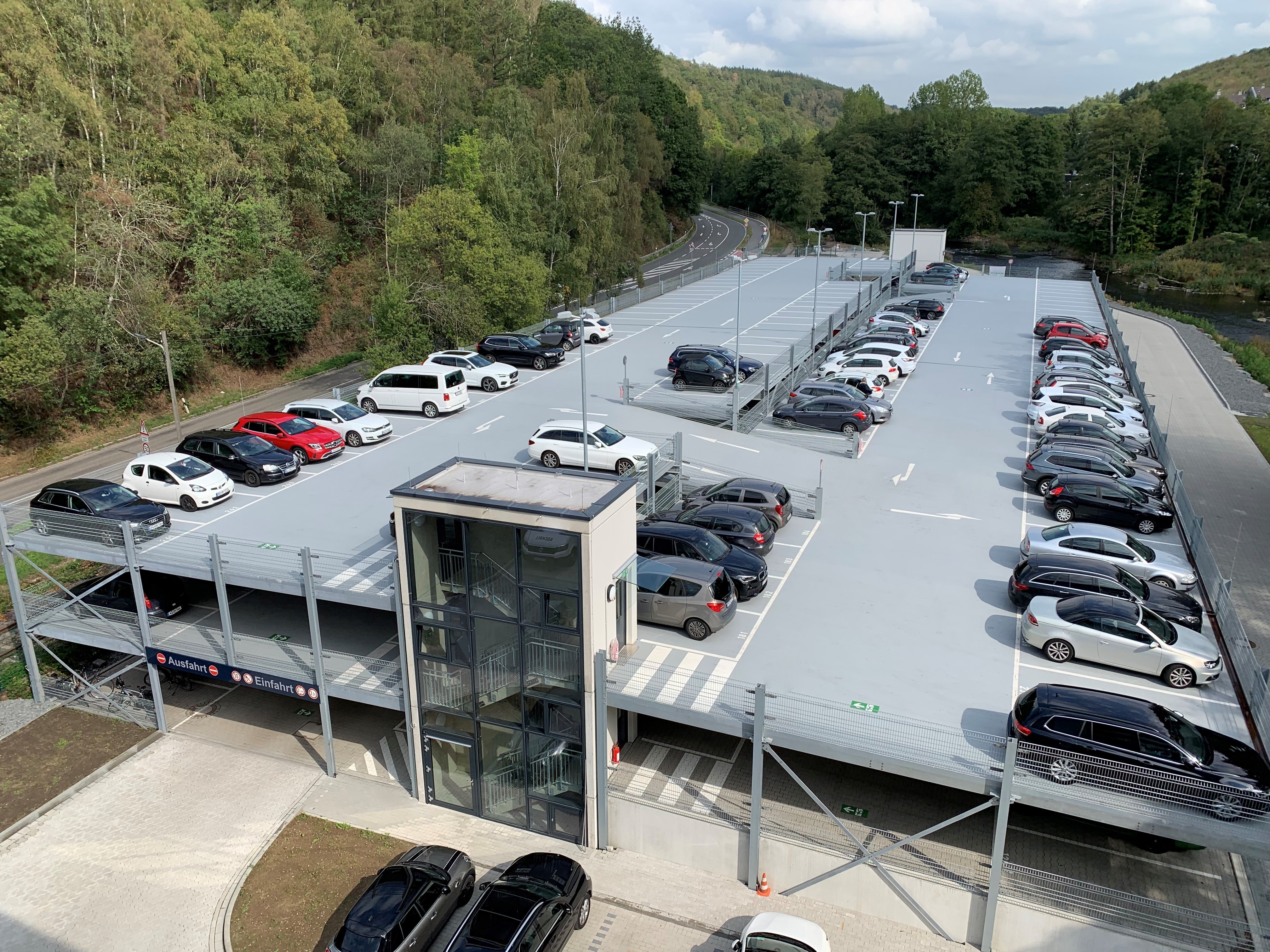 Systemparkhaus für Vorwerk in Wuppertal von Schreiber Stahlbau